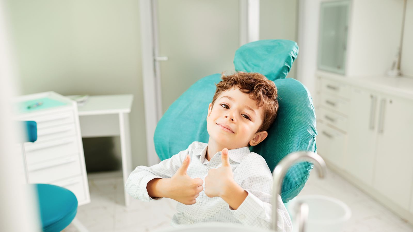 Odontoiatra pediatrico accoglie un bambino nella clinica Dental Center Caserta