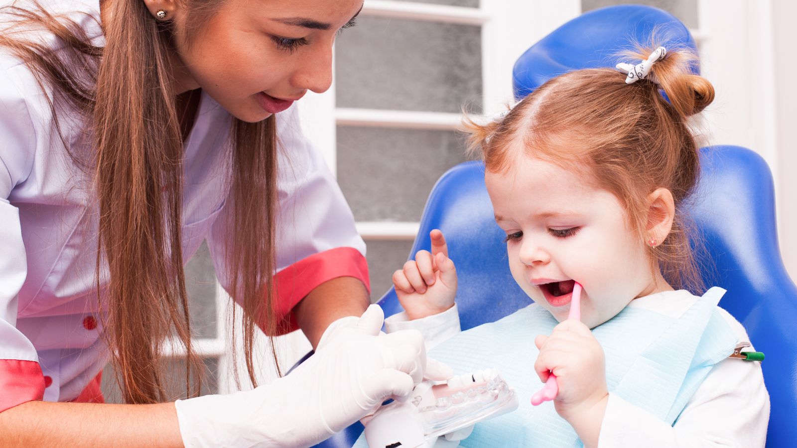 Dentista pediatrico spiega l’igiene orale ai bambini a Caserta