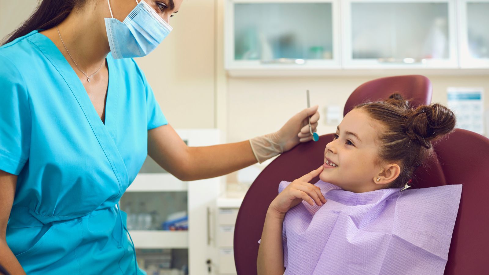 Bambina alla prima visita dal dentista pediatrico a Caserta