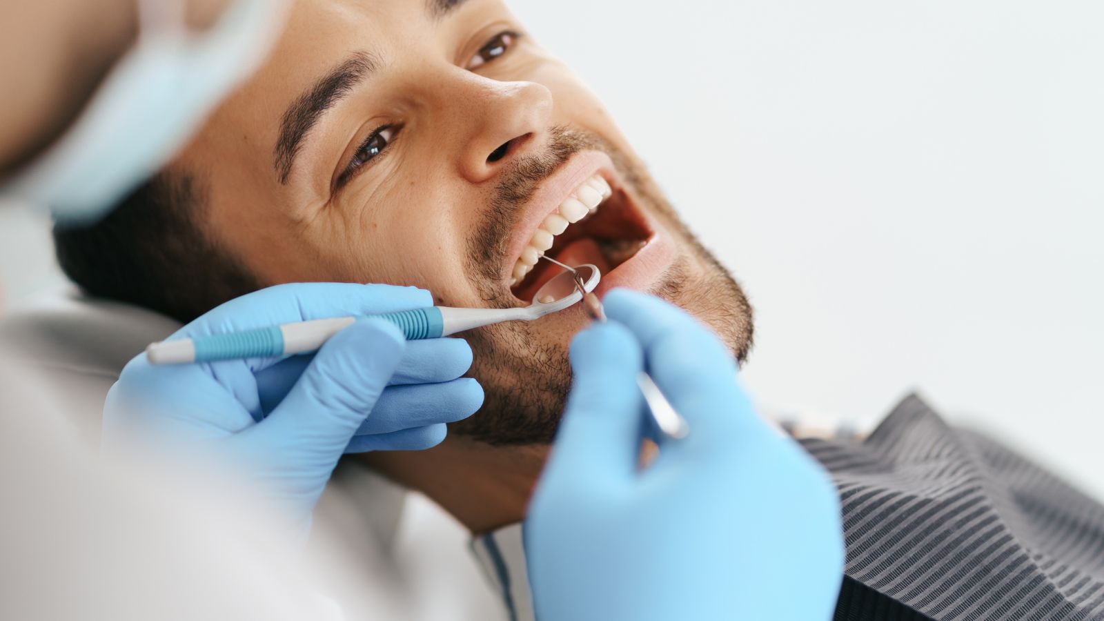 Seduta di pulizia dentale professionale a Caserta