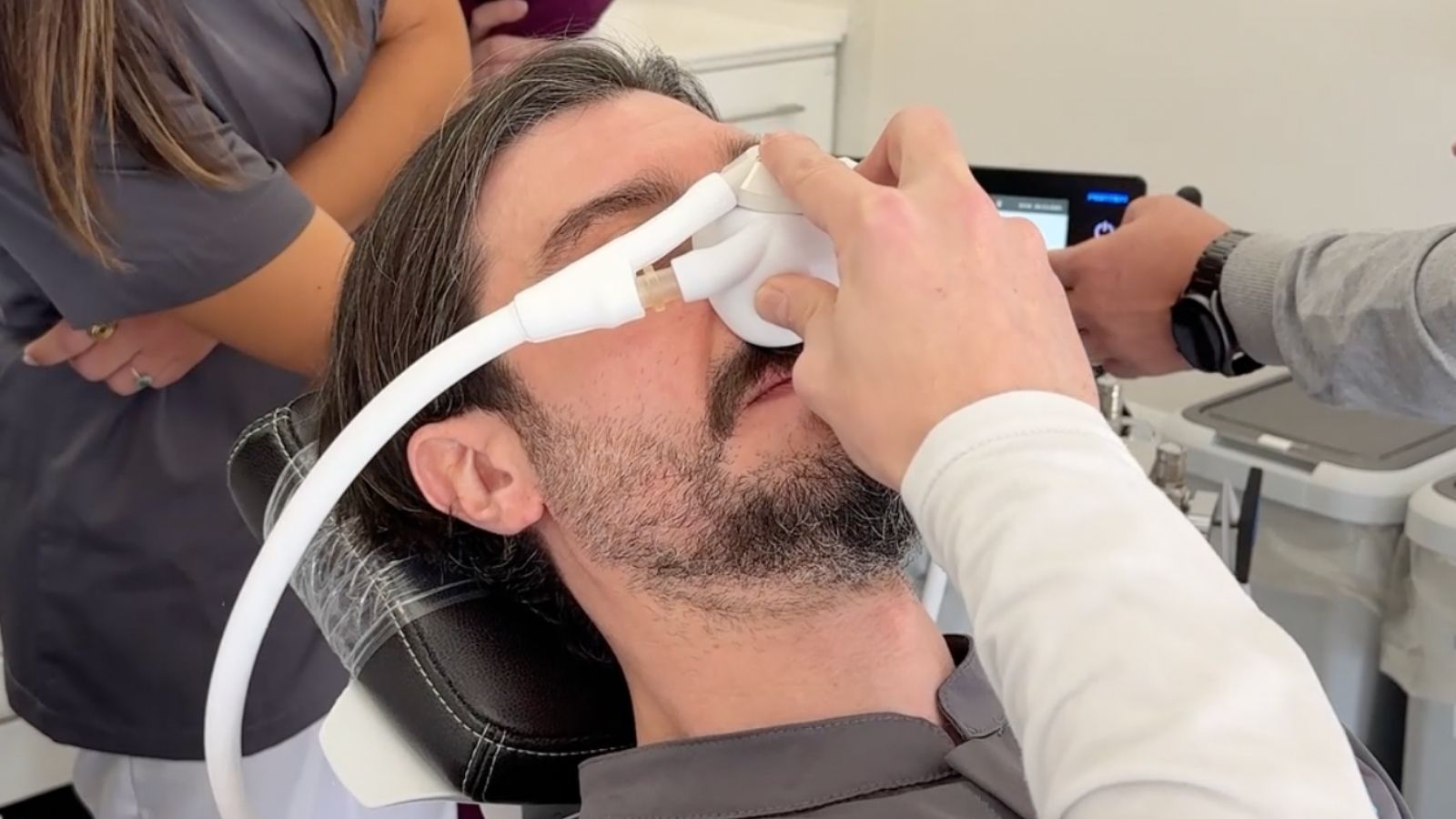 Paziente rilassato durante cure dentali con sedazione cosciente