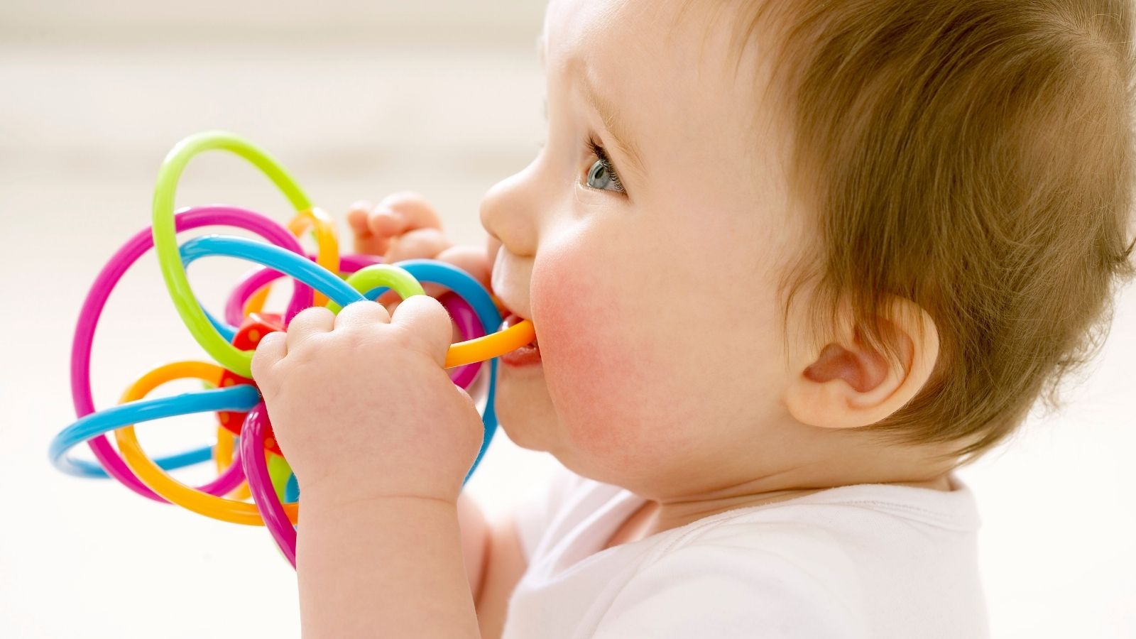 Sintomi della dentizione nei neonati: gengive gonfie e salivazione