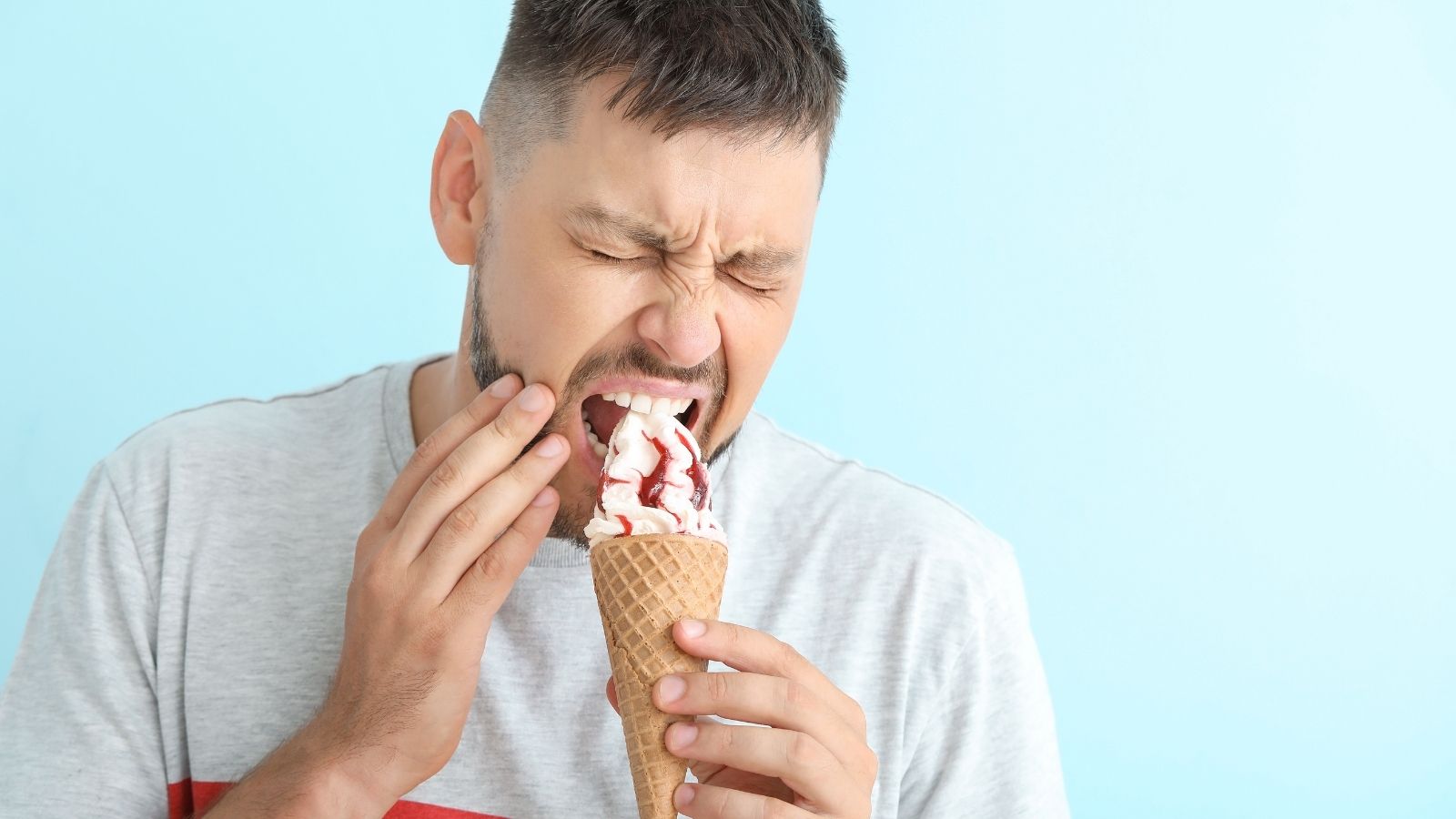 Cause della sensibilità dentale a gelati e bevande fredde
