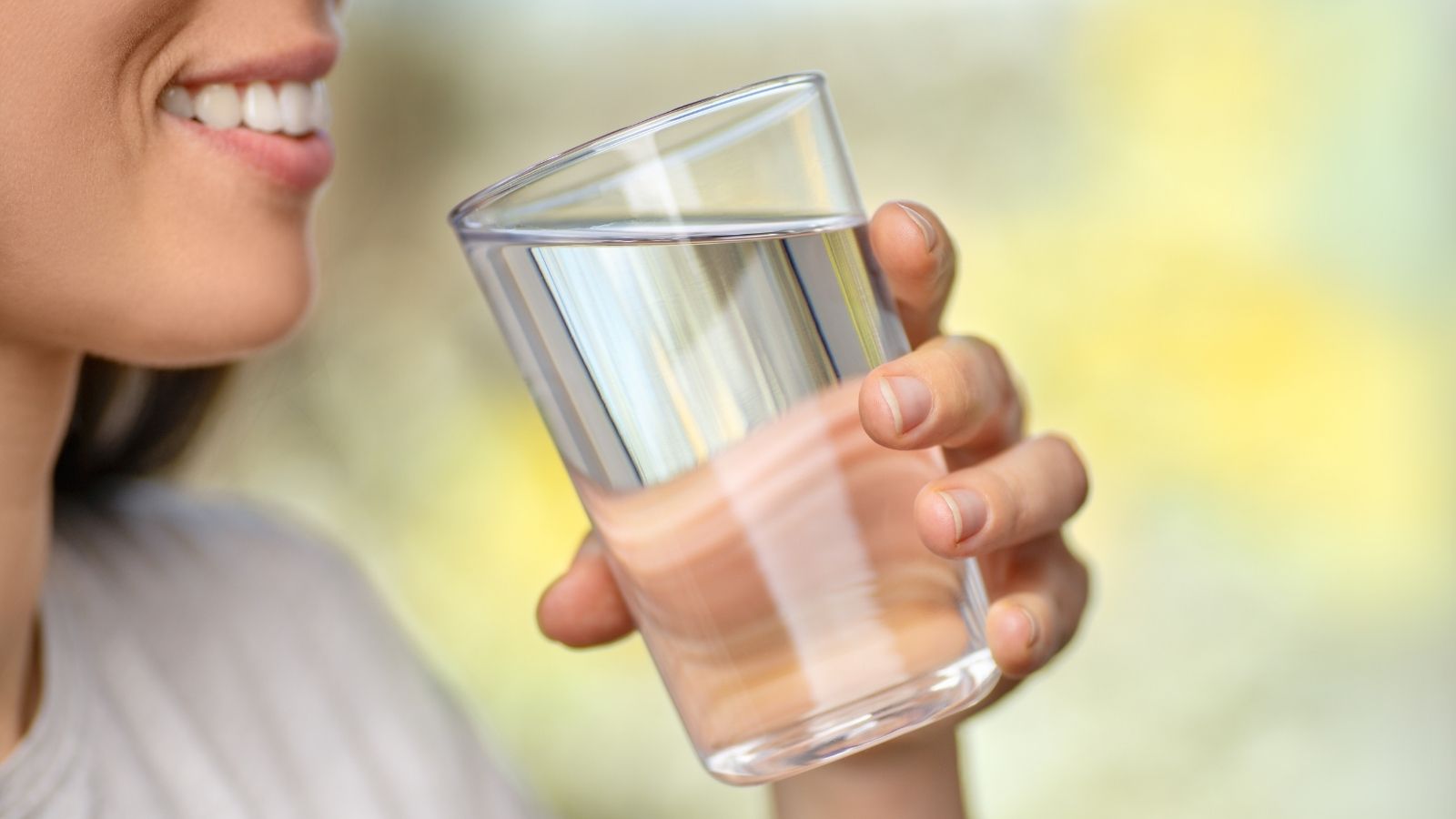Bere acqua aiuta la salute orale e protegge il sorriso