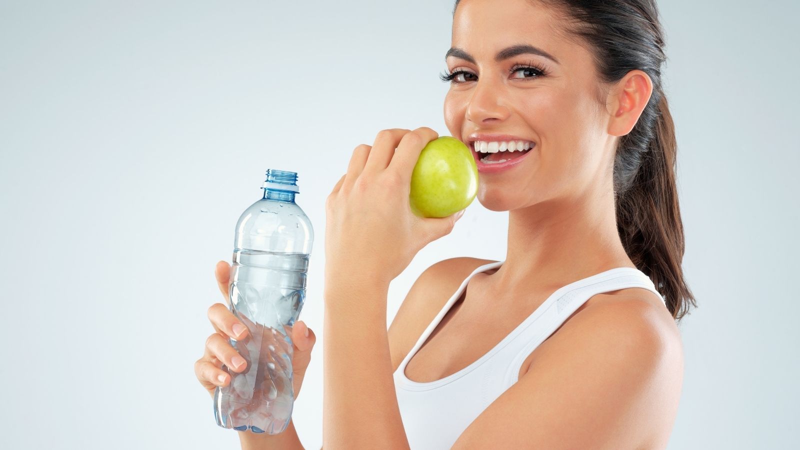 Bere acqua dopo i pasti aiuta la salute dei denti