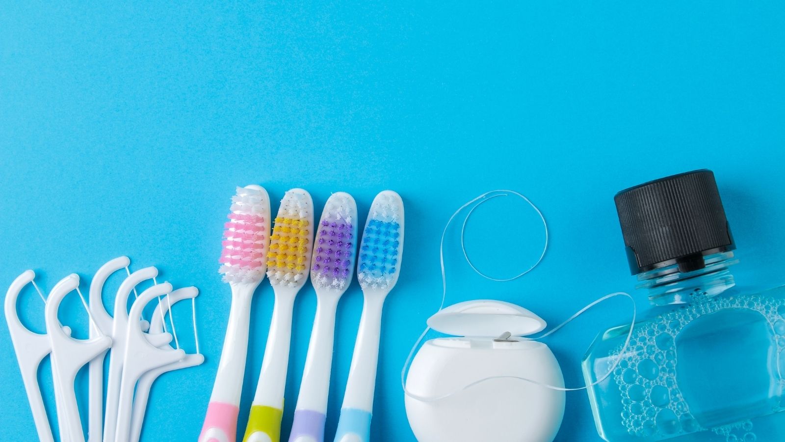 Filo interdentale e scovolini nel beauty dentale da viaggio